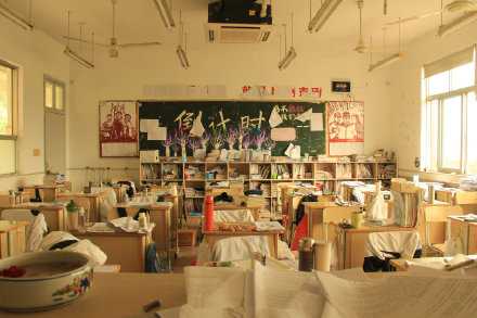 并不是小孩子想长大，也不是老年人想变年轻，而是每个人都想永远停留在二十岁。