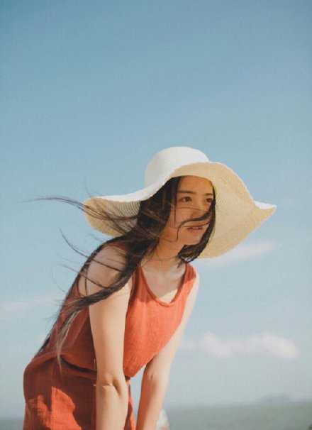 女孩子要么美一点 要么努力一点 如果又美又努力 那就可以拽一点