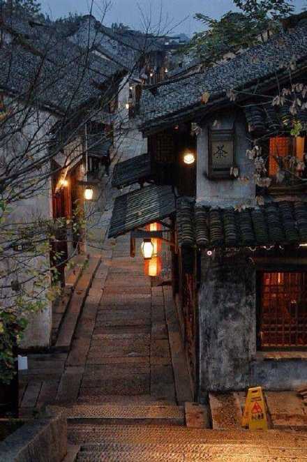 生活无需那么拥挤，把平淡琐碎的日子过成自己喜欢的样子，一半烟火，一半诗意。