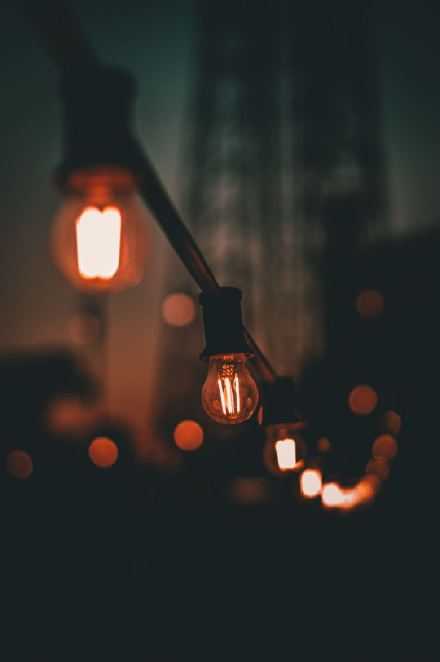 夜晚太漫长了，每个人都应该拥有难过的权利。