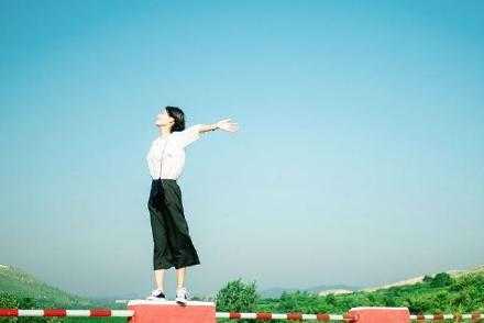 现实和生活会逼你一次又一次脱胎换骨，当你飞的足够高，飞的足够远，所有来自地面的嘲笑和讽刺，都会变成仰望！
