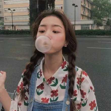 如果把童年再放映一遍，我们一定会先大笑，然后放声痛哭，最后挂着泪，微笑着睡去。