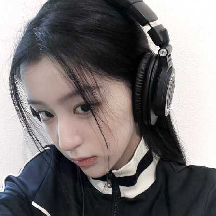 东野圭吾有一句话比喻明知不可能的爱：“就像故意去按发炎的智齿，从疼痛中获得莫名的快感。”