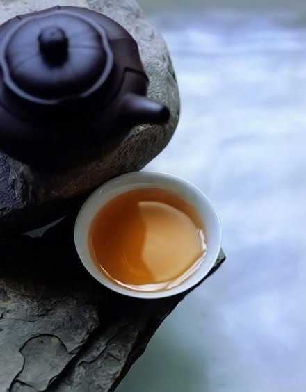 简单点说，人就分成“活明白了”与“还没有活明白”两种。活明白的人简单、平静、从容、健康、幸福、内心丰富。