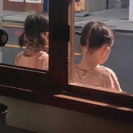 我从秋千上下来了，而童年仍在空中游荡。