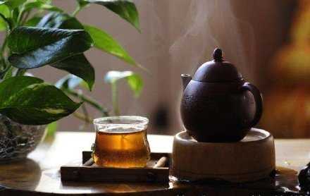 茶不过两种姿态：浮、沉；饮茶人不过两种姿势：拿起、放下。人生如茶，沉时坦然，浮时淡然，拿得起也需要放得下。