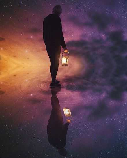 我真的好喜欢晚上一个人躺在床上 安安静静地玩手机的感觉啊 虽然熬夜对身体不好 还容易胡思乱想 但是一天二十四小时里 除了睡觉就只有睡前这几小时是完全属于自己的 在这几小时里我甩掉了白天人群带给我的疲惫感 心里感到无比的轻松愉快 晚安