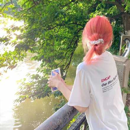 把寄与他人的希望，收回来放在自己身上倒也温馨。