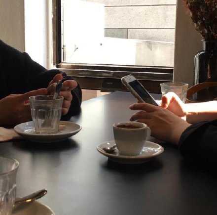 一个人的时候，要学会独处；两个人的时候，要学会相处。