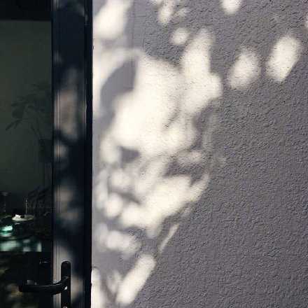 真的不要依附于别人，不要指望着次次等待他人的救赎，指路这事靠人不如靠己，难过 开怀 失意 幸福都是生命中的一堂课。前行中，黑暗的日子里也要低声地告诉自己，没关系，没有光，我便做自己的光。
