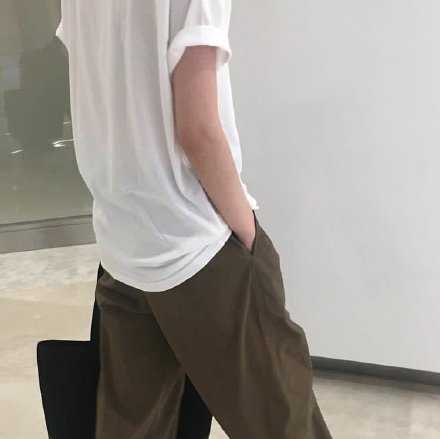 我其实很害怕你会遇到一个人可以代替我 代替我对你的那份喜欢 我虽然独一无二 可别人也是