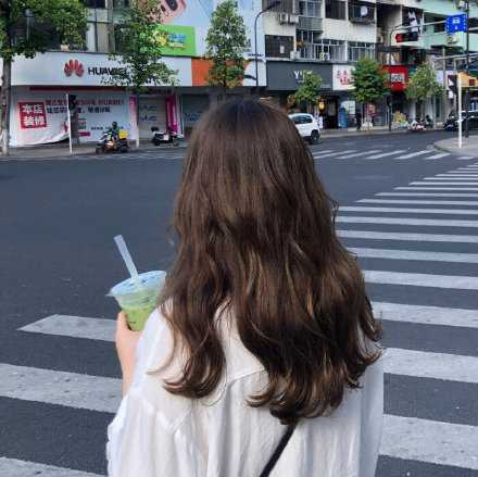 经济不能自立，人格尊严就没底气，爱情和自由都得受委屈。