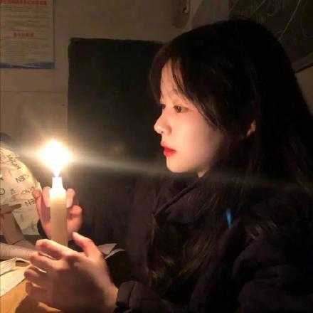失眠就是，我的身体被钉在木板上一动不能动，思绪却在整个世界中摸索，全宇宙都是我的版图。