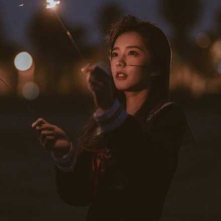 黑夜里我陪你走 别在日出甩开我的手