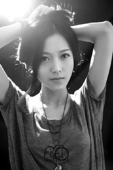 女人把吃饭的钱拿来化妆就会有人请她吃饭，男人把睡觉得时间拿来挣钱，就会有人陪他睡觉。
