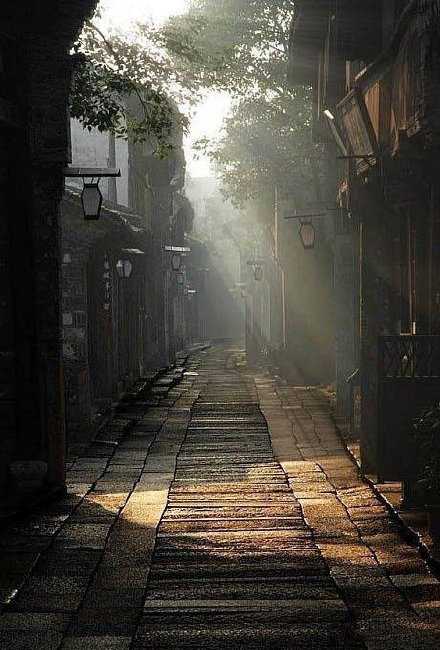青瓦长忆旧时雨，朱伞深巷无故人。