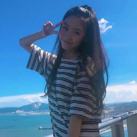 我啊 其实并不复杂 仔细了解我 你会发现 我除了美貌一无所有