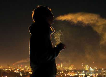 两个人在一起时间久了，就会变得容易吵架，可怕的是也容易和好。于是反反复复的纠缠，经常一触即发，直到把爱情消磨殆尽，最后不欢而散。