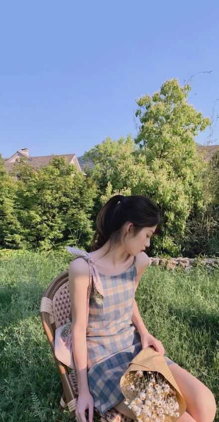 不要逼迫别人成长或寄希望于他人身上，于你而言是负担，旁人也是。人都按照自己的轨迹慢慢往前走就好了，谁都不要为难谁。如有月光合适，夏夜蝉鸣，同行者聊个星星啊。