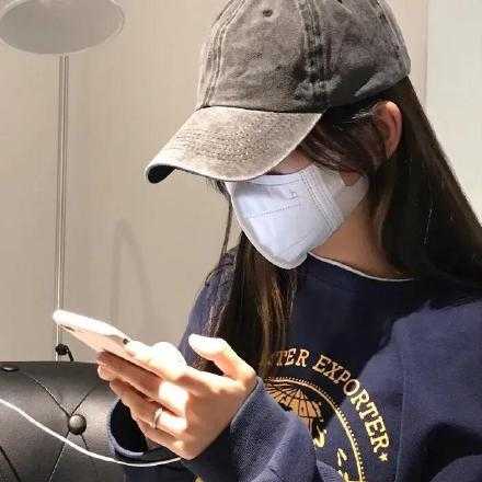 不是我不开口就什么也不需要，其实我挺需要的，肯定、坚定、鲜花和掌声。但还好还有人让我觉得，我也值得些什么，我也可以被看见，我也是特别的人。