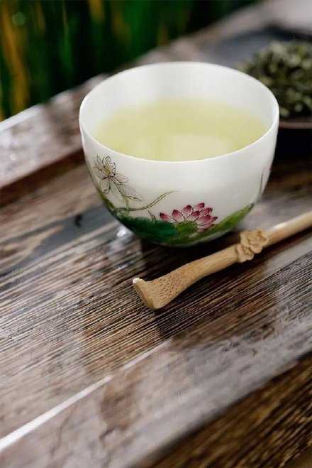 弟子问：师父，怎样才能控制情绪，遇事不生气呢？ 师父答：深信因果，则不生迷惑，一切恩怨皆因果所致，无迷则无嗔。—— 不生气者，无人可敌。