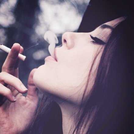 抽烟的人永远闻不到自己身上的烟味，就像被爱的人永远不知道，爱你的人有多辛苦。