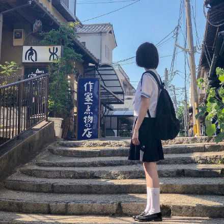 我不是说爱情不可靠 只是人生重要事情的排序 在谋爱前面的 应该是谋生