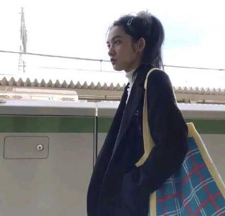 我瞒着好多人假装迈过了那些坎，故意低俗无趣显得无所谓的样子，其实我迈不过去，你把我看的太坚强了。
