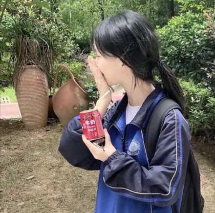 人生的遗憾太多了，我们只有小心翼翼地收下，在未来的日子里不断弥补。光明的日子总会到的，只要一直向前走。