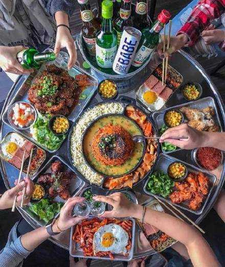 周末的放纵，就是约上三五好友吃顿大餐。