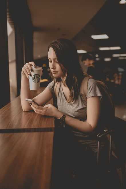 一部手机的寿命大约在两到三年，只有人类寿命的三十分之一。手机只是你生活的一部分，而你却是它的全部。请放下身边的杂事，多陪陪你的手机。