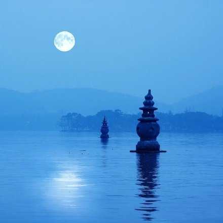 古人不见今时月，今月曾经照古人。