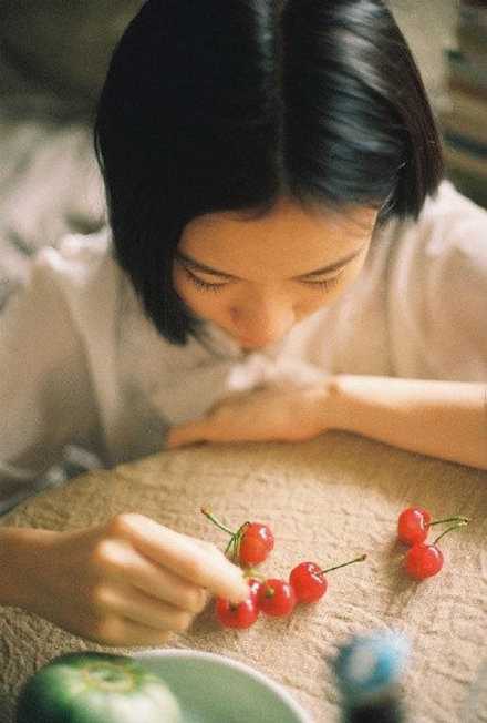 “如果对未来的自己只讲一句话，你会说什么？”“会告诉自己，要好好学着失去。”
