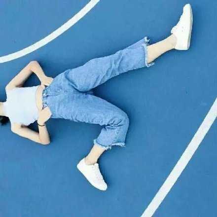 百分之九十九的丧都是闲出来的 又闲又没钱 没有目标 整天焦虑到不行还觉得很累