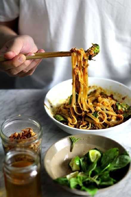 一个人的口味要宽一点、杂一点，南甜北咸东辣西酸，都去尝尝。