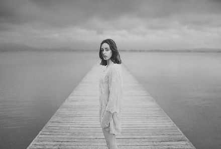 长大后懂得了，越痛，越不动声色。越苦，越保持沉默。