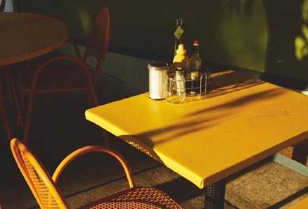 岁月渐深，人心渐老，许多年前不曾相信的东西，现在都信了，比如命运，比如缘分，比如因果。