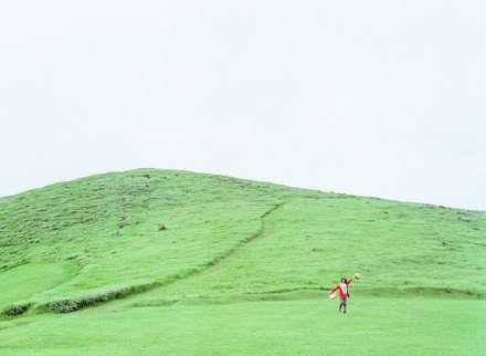 愿你有高跟鞋也有跑鞋，喝茶也喝酒。愿你有勇敢的朋友，有牛逼的对手。愿你对过往的一切情深意重，但从不回头。愿你特别美丽，特别平静，特别凶狠，也特别温柔。