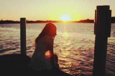 他有情书他有酒，他有别人陪他走。