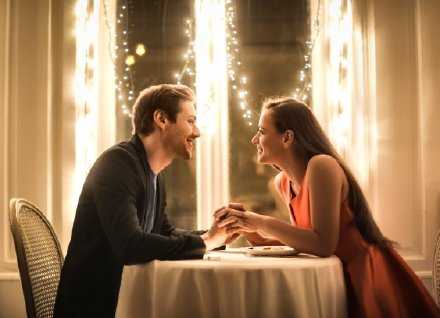 当一群人大笑的时候 每个人都会看向自己喜欢的那个人