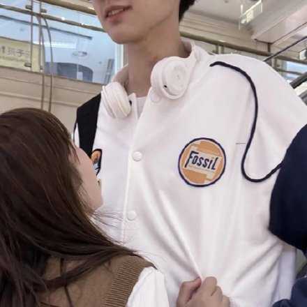 塞内加说，很多人一生不会遇到真爱，最终会因为害怕孤独死去而随便找个人互相饲养。但还是想说，当你越是畏惧越是不敢去爱时，这也许越容易成为事实。不要吝啬自己的感情。遇到一个真爱时，很多问题就没有那么复杂了。就算注定要受到伤害，那也会选择被那个人伤害。