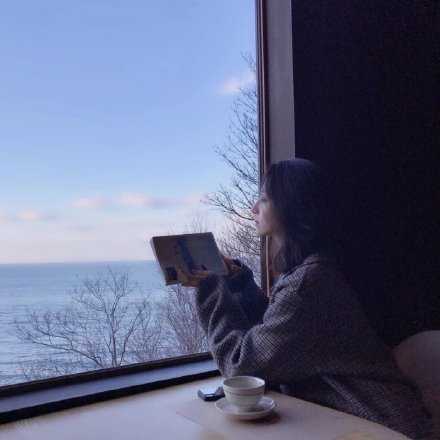 支撑我坚持下去的不是什么了不起的梦想，而是日复一日平凡生活里的无数个小期盼。一杯可以暖手的奶茶，和姐妹一起的周末，还有约定好日子见面的他。