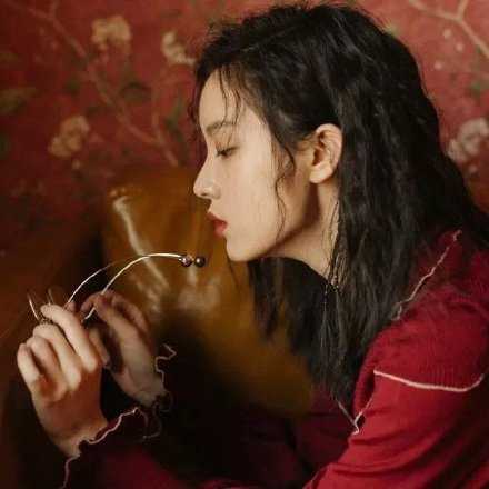 我拦不住要走的风 也抱不住要走的你 单身不过寂寞 将就却是折磨