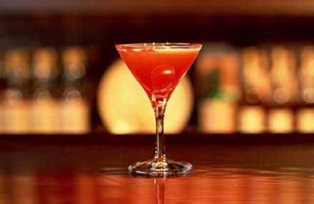 人和酒一样都是矛盾体 淡了嫌没味道 浓了又怕喝过头