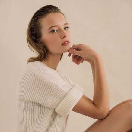 过了某一个坎儿，你就会发现，再想遇到一个喜欢得不行了的人实在很难了。