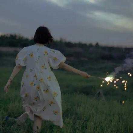 没什么好比的 我不喜欢玩 不参与复杂的圈子 我只希望平平安安 快快乐乐 每天早点睡