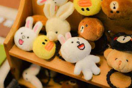 有些人爱你，会时刻陪伴你。有些人爱你，会偶尔远离你。也许前一种爱，会让你觉得骄傲。后一种爱，才是真的把你爱到了深处。