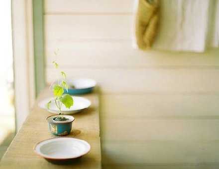 跟一个情绪低落的人说乐观一点就好了，根本就是废话，如果她能够乐观一点，现在就不会难过了。事实上，我们外人能做的只有陪伴，帮不了太多忙。她必须找出适合自己的排解负面情绪的方法，没有人可以突然变得乐观豁达，而是慢慢懂得怎么与负面情绪相处。