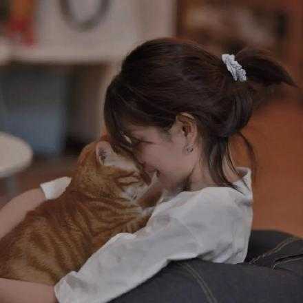 朋友们，鼓起勇气不要气馁！去拥抱属于秋天的美好吧，空气中阳光弥漫的味道，衣橱里换季的卫衣和牛仔裤，不冷不热的天气和温柔肆意的晚风。反正已经走到这里了，不如再坚持看看，祝一切顺利，在这个硕果累累的季节。