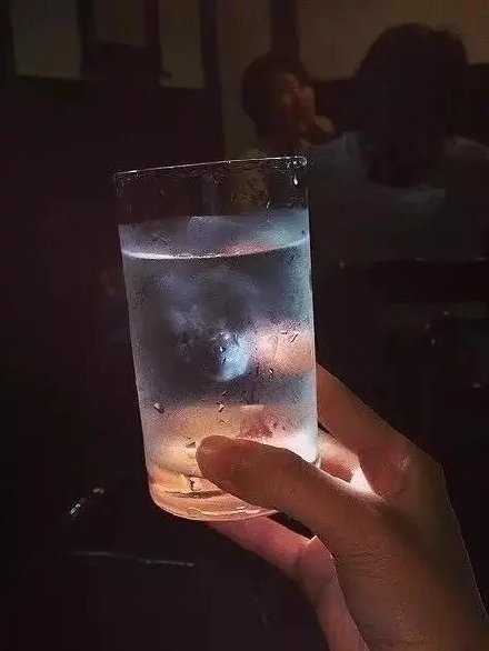 曾经认识的很多人 都以各种奇奇怪怪的方式和理由 消失在我的生活里了